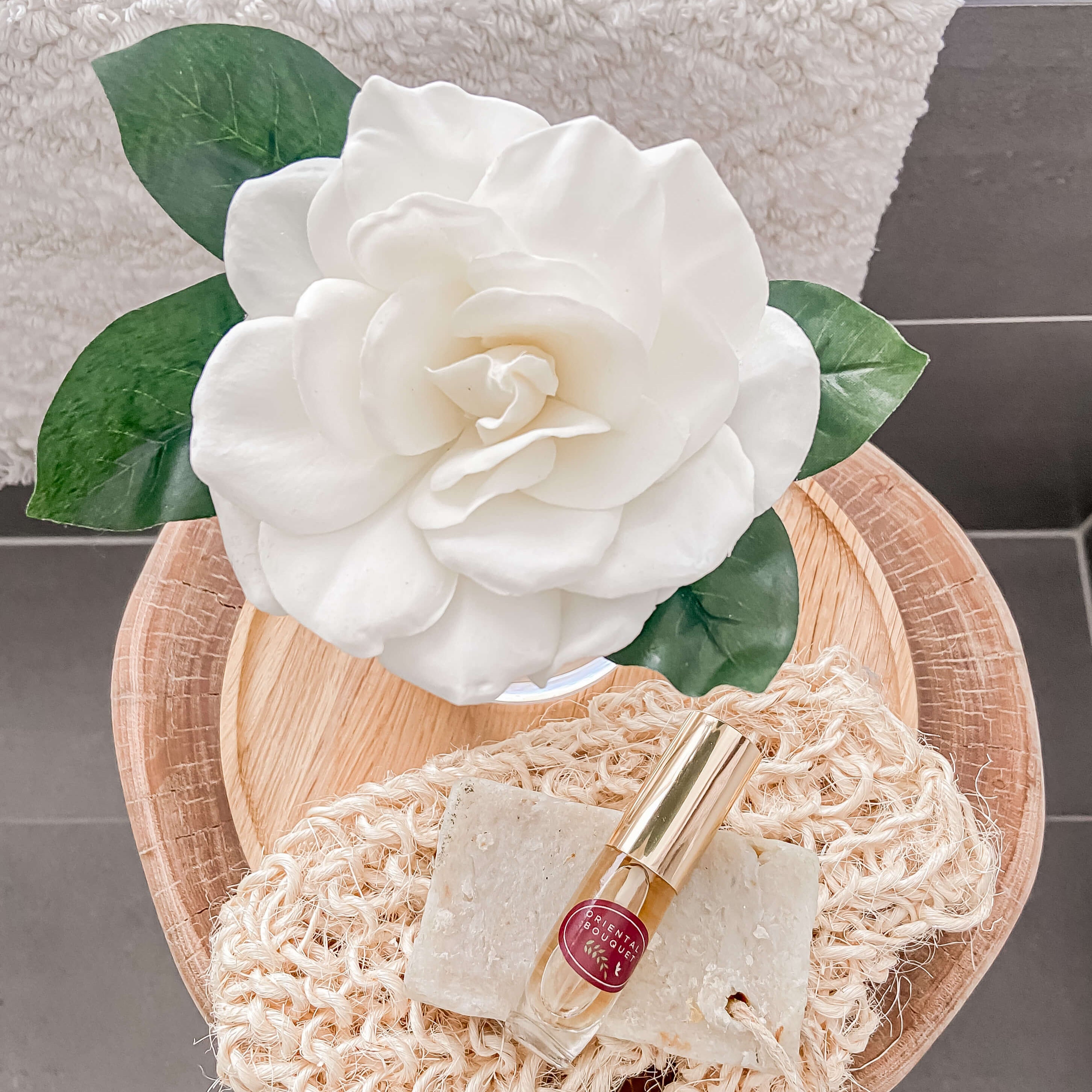 Gardenia flower diffuser with perfume