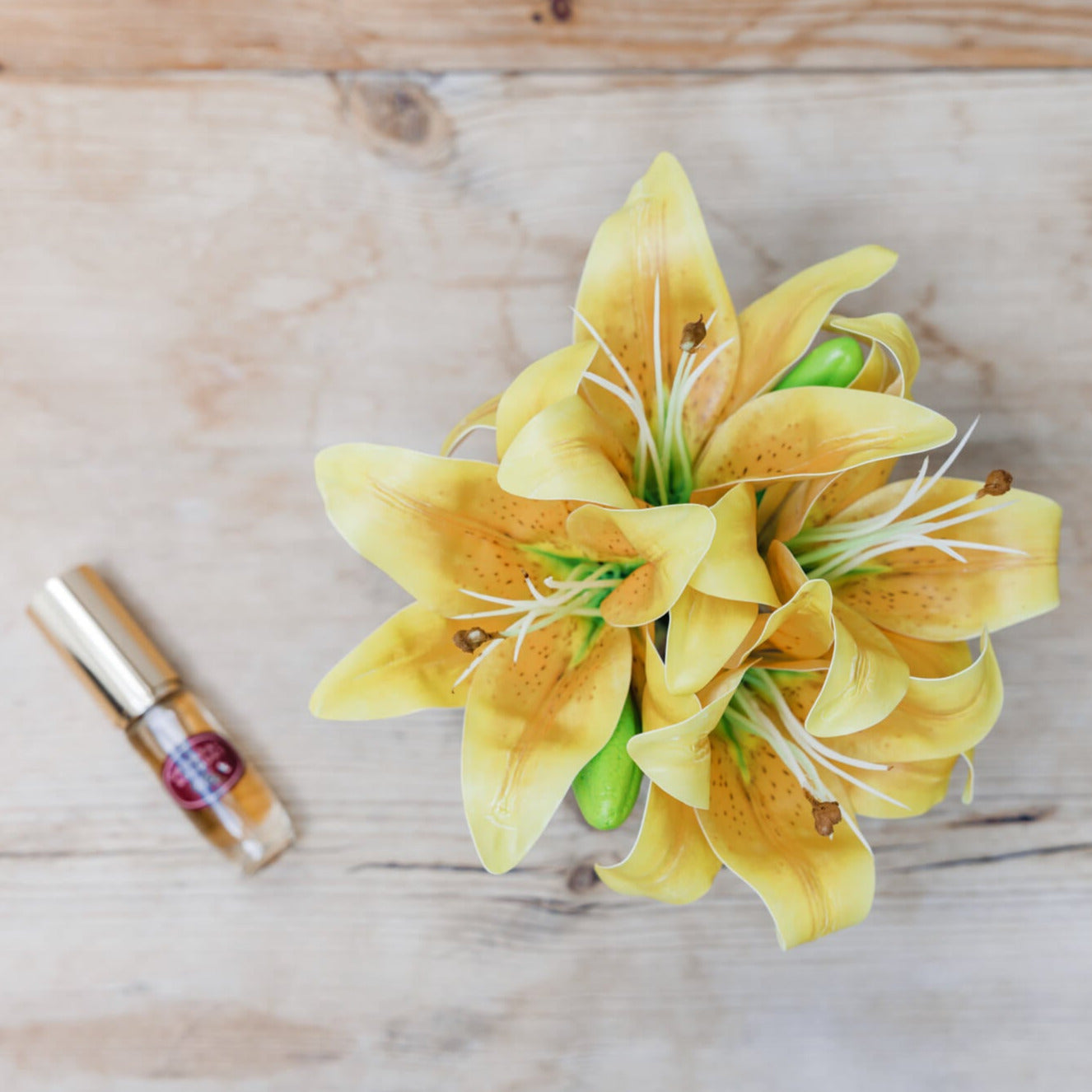 Artificial lily flower arrangement for gifting